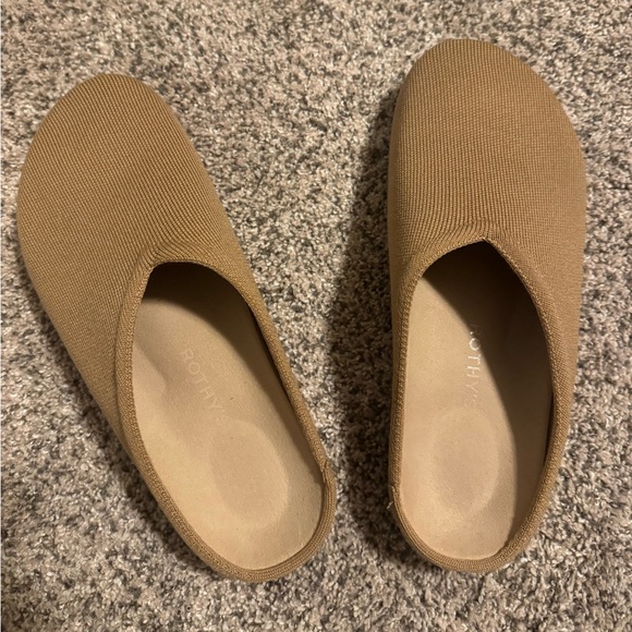 Like NEW! Rothy’s tan clogs, size 11 - Picture 2 of 4